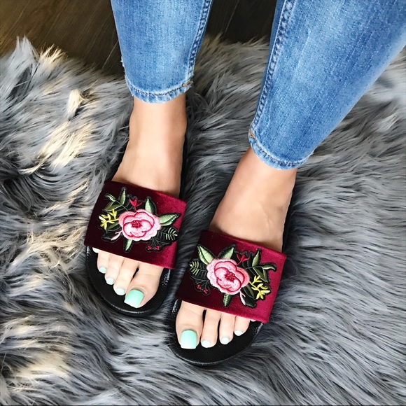 NWB 🌹 VELVET ROSE EMBROIDERED PATCH SLIDE - Picture 2 of 8